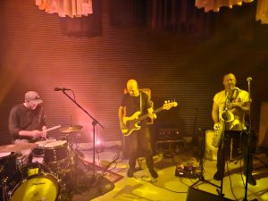 Fire! u Karmakomi: Srednji prst mračnim silama